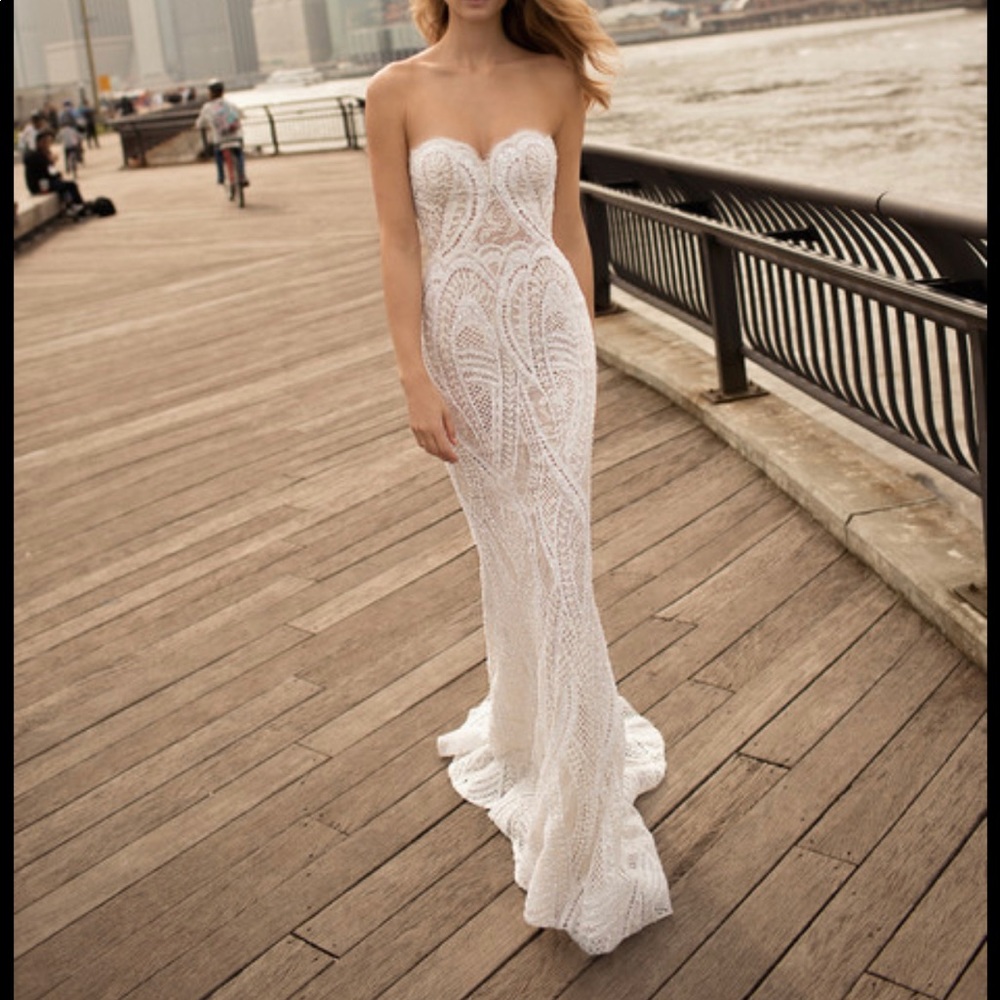 size 8 sample not altered. Selling as is for a quick sale style 18-27